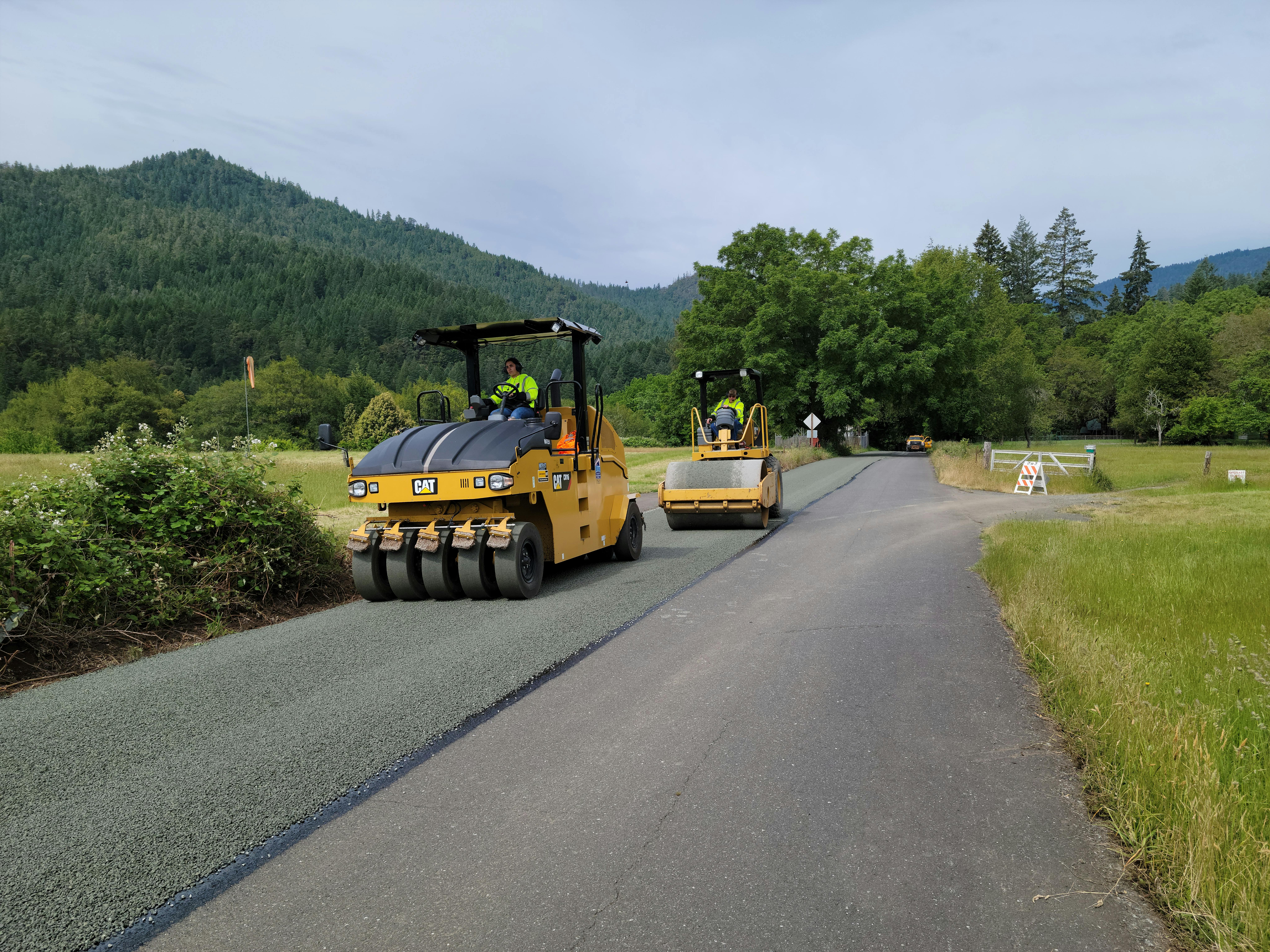 Baumaschinen beim Straßenbau