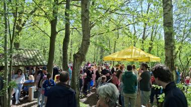 Viele Menschen sammeln sich nahe eines FDP-Zeltes an der Alsterquelle in Henstedt-Ulzburg